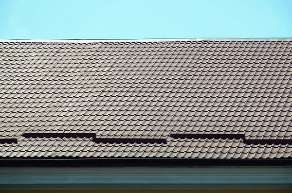 Ein Fragment Eines Daches Aus Einem Dunkelroten Metallziegel Qualitätssicherungsbeispiel — Stockfoto