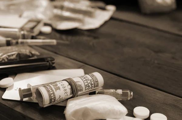 Wiele Substancji Odurzających Urządzeń Przygotowywania Leków Leży Starym Drewnianym Stole — Zdjęcie stockowe
