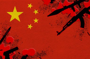 Çin bayrağı ve kırmızı kanla çeşitli silahlar. Terör saldırısı ve öldürücü sonuçları olan askeri operasyonlar kavramı. Silah kaçakçılığı