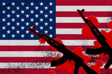 Amerika Birleşik Devletleri bayrağı ve kırmızı kanlı iki siyah AK-47 tüfeği. Ölümcül sonuçları olan terör saldırısı ya da askeri operasyonlar kavramı. Tehlikeli silah kullanımı.