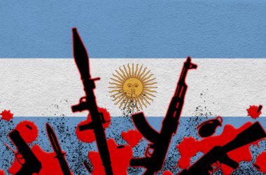 Arjantin bayrağı ve kırmızı kanla çeşitli silahlar. Ölümcül sonuçları olan terör saldırısı ya da askeri operasyonlar kavramı. Silah kaçakçılığı