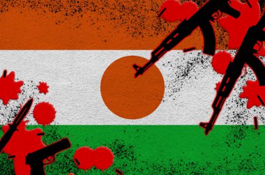 Nijer bayrağı ve kırmızı kanlı silahlar. Terör saldırısı ve askeri operasyonlar kavramı. Silah kaçakçılığı