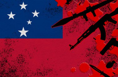 Samoa bayrağı ve kırmızı kanlı çeşitli silahlar. Ölümcül sonuçları olan terör saldırısı ya da askeri operasyonlar kavramı. Silah kaçakçılığı