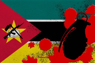 Mozambik bayrağı ve kırmızı kanda MK2 el bombası. Ölümcül sonuçları olan terör saldırısı ya da askeri operasyonlar kavramı. Tehlikeli mermili silah kullanımı
