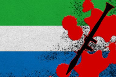 Sierra Leone bayrağı ve kırmızı kanla siyah RPG-7 roketatar. Ölümcül sonuçları olan terör saldırısı ya da askeri operasyonlar kavramı. Tehlikeli mermili silah kullanımı