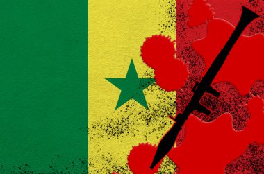 Senegal bayrağı ve kırmızı kanla siyah RPG-7 roketatar. Ölümcül sonuçları olan terör saldırısı ya da askeri operasyonlar kavramı. Tehlikeli mermili silah kullanımı