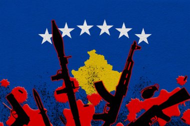Kosova bayrağı ve kırmızı kanla çeşitli silahlar. Ölümcül sonuçları olan terör saldırısı ya da askeri operasyonlar kavramı. Silah kaçakçılığı