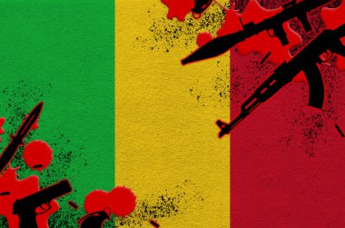 Mali bayrağı ve kırmızı kanlı çeşitli silahlar. Terör saldırısı ve öldürücü sonuçları olan askeri operasyonlar kavramı. Silah kaçakçılığı