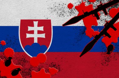 Slovakya bayrağı ve kanlı el bombaları taşıyan roketatarlar. Terör saldırısı ve askeri operasyonlar kavramı. Silah kaçakçılığı