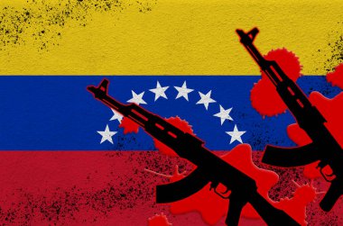 Venezuela bayrağı ve kırmızı kanlı iki siyah AK-47 tüfek. Ölümcül sonuçları olan terör saldırısı ya da askeri operasyonlar kavramı. Tehlikeli silah kullanımı.