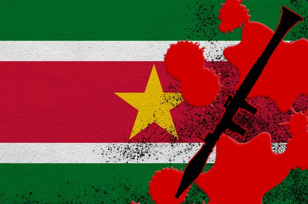 Flaga Surinamu Czarny Granatnik Rpg Czerwoną Krwią Koncepcja Ataku Terrorystycznego — Zdjęcie stockowe