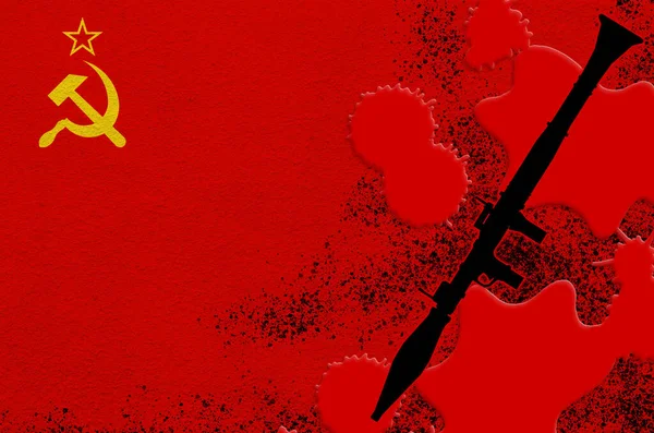 Sovyetler Birliği bayrağı ve kırmızı kanla siyah RPG-7 roketatar. Ölümcül sonuçları olan terör saldırısı ya da askeri operasyonlar kavramı. Tehlikeli mermili silah kullanımı