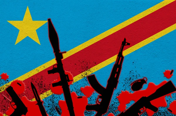 刚果民主共和国的国旗和各种红血武器 恐怖袭击或具有致命后果的军事行动的概念 枪支贩运 — 图库照片