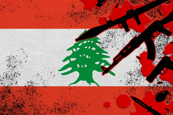 레바논 국기와 무기들이 물들어 공격이나 작전에 개념은 치명적 결과를 낳았다 — 스톡 사진