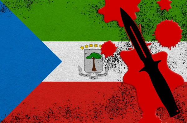 赤道几内亚国旗和红血的黑色战术刀 恐怖袭击或具有致命后果的军事行动的概念 使用危险的近战武器 — 图库照片