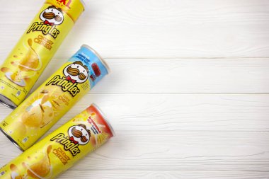 KHARKOV, UKRAINE - 23 Kasım 2020: peynirli Pringles. Beyaz masa üzerinde Pringles patates cipsi olan karton tüpler. Pringles, Kellog Şirketi 'ne ait bir patates cipsi markası.