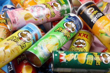 KHARKOV, UKRAINE - 23 Kasım 2020: Pringles çeşnisi. Bir sürü kutu kutu Pringles patates cipsi. Pringles, Kellog Şirketi 'ne ait bir patates cipsi markası.