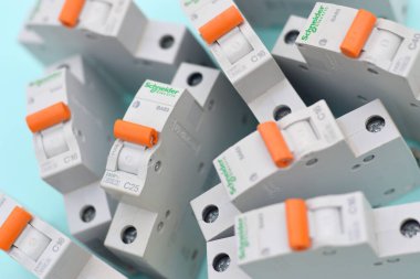 KHARKOV, UKRAINE - 29 Ekim 2020: Açık mavi arkaplanda Schneider elektrik şalterleri. Schneider Electric bir Fransız elektrik mühendisliği şirketidir.