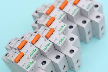 KHARKOV, UKRAINE - 29 Ekim 2020: Açık mavi arkaplanda Schneider elektrik şalterleri. Schneider Electric bir Fransız elektrik mühendisliği şirketidir.