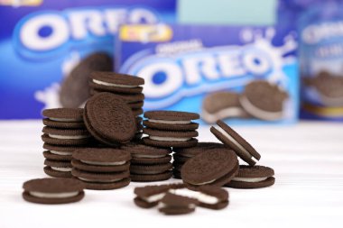 KHARKOV, UKRAINE - 24 Kasım 2020: Oreo sandviç kurabiyeleri beyaz masada. Oreo, Amerika 'da en çok satan kurabiye ve kremalı sandviç.