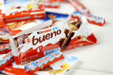 KHARKOV, UKRAINE - NOVEMBER 24, 2020: Ferrero SpA tarafından üretilen birçok farklı ürün. Kinder, İtalyan çok uluslu imalatçı Ferrero 'nun bir markasıdır.