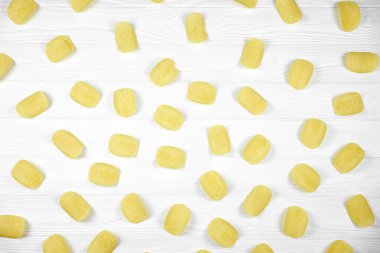 KHARKOV, UKRAINE - 23 Kasım 2020: Birçok portakallı Pringles patates cipsi beyaz ahşap masada. Pringles, Kellog Şirketi 'ne ait bir patates cipsi markası.