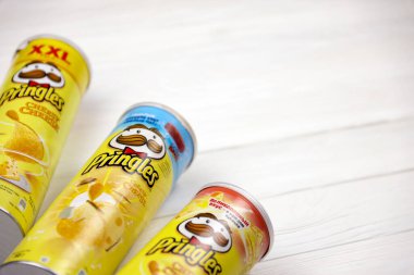 KHARKOV, UKRAINE - 23 Kasım 2020: peynirli Pringles. Beyaz masa üzerinde Pringles patates cipsi olan karton tüpler. Pringles, Kellog Şirketi 'ne ait bir patates cipsi markası.