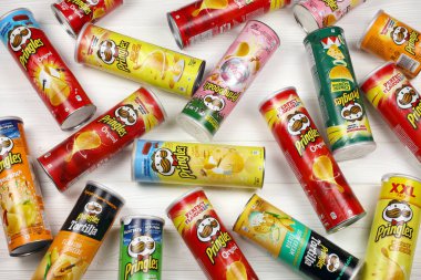 KHARKOV, UKRAINE - 23 Kasım 2020: Pringles çeşnisi. Bir sürü kutu kutu Pringles patates cipsi. Pringles, Kellog Şirketi 'ne ait bir patates cipsi markası.