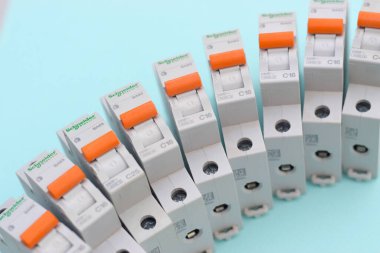 KHARKOV, UKRAINE - 29 Ekim 2020: Açık mavi arkaplanda Schneider elektrik şalterleri. Schneider Electric bir Fransız elektrik mühendisliği şirketidir.