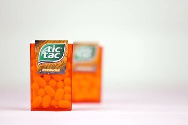 KHARKOV, UKRAINE - 24 Kasım 2020: Tic Tac damla portakal aromalı. Tik taclar İtalyan şekerci Ferrero tarafından üretilir ve ilk olarak 1968 yılında üretilmiştir.