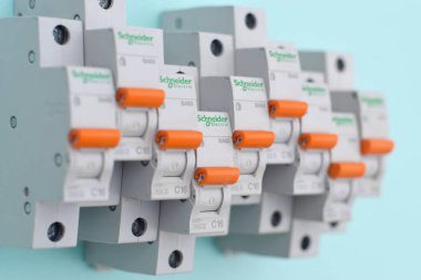 KHARKOV, UKRAINE - 29 Ekim 2020: Açık mavi arkaplanda Schneider elektrik şalterleri. Schneider Electric bir Fransız elektrik mühendisliği şirketidir.