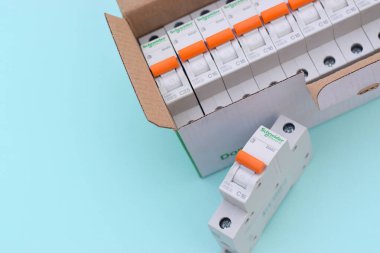 KHARKOV, UKRAINE - 29 Ekim 2020: Açık mavi zemin üzerinde Schneider elektrik şalterleri kutusu. Schneider Electric bir Fransız elektrik mühendisliği şirketidir.