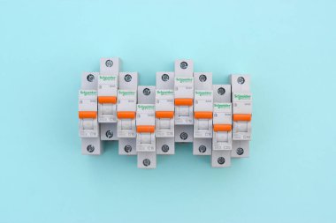 KHARKOV, UKRAINE - 29 Ekim 2020: Açık mavi arkaplanda Schneider elektrik şalterleri. Schneider Electric bir Fransız elektrik mühendisliği şirketidir.
