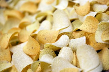 KHARKOV, UKRAINE - 23 Kasım 2020: birçok portakallı Pringles patates cipsi. Pringles, Kellog Şirketi 'ne ait bir patates cipsi markası.