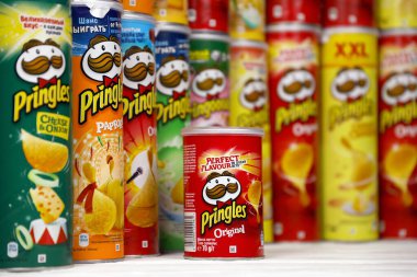 KHARKOV, UKRAINE - 23 Kasım 2020: Pringles çeşnisi. Bir sürü kutu kutu Pringles patates cipsi. Pringles, Kellog Şirketi 'ne ait bir patates cipsi markası.