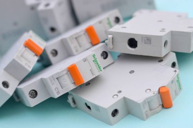 KHARKOV, UKRAINE - 29 Ekim 2020: Açık mavi arkaplanda Schneider elektrik şalterleri. Schneider Electric bir Fransız elektrik mühendisliği şirketidir.