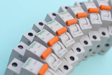 KHARKOV, UKRAINE - 29 Ekim 2020: Açık mavi arkaplanda Schneider elektrik şalterleri. Schneider Electric bir Fransız elektrik mühendisliği şirketidir.