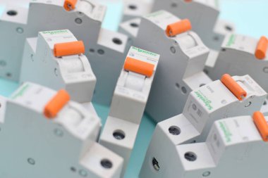 KHARKOV, UKRAINE - 29 Ekim 2020: Açık mavi arkaplanda Schneider elektrik şalterleri. Schneider Electric bir Fransız elektrik mühendisliği şirketidir.