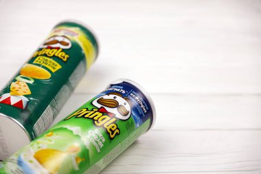 KHARKOV, UKRAINE - 23 Kasım 2020: Pringles ekşi kremalı soğan ve peynirli soğan aromalı. Pringles cipsli mukavva tüpler. Pringles, Kellog Şirketi 'ne ait bir patates cipsi markası.