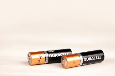 KHARKOV, UKRAINE - 24 Kasım 2020: Duracell bataryaları beyaz arka planda. Duracell, Procter ve Gamble tarafından üretilen bir Amerikan pil markası.