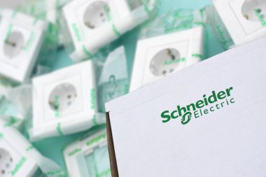 KHARKOV, UKRAINE - NOVEMBER 06, 2020: Schneider Avrupa dolgu standartlı plastik elektrik prizleri kutusu. Schneider Electric, Avrupa 'da enerji sağlayan çok uluslu bir şirket.