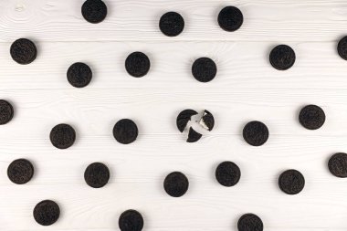 KHARKOV, UKRAINE - 24 Kasım 2020: Oreo sandviç kurabiyeleri beyaz masada. Oreo, Amerika 'da en çok satan kurabiye ve kremalı sandviç.