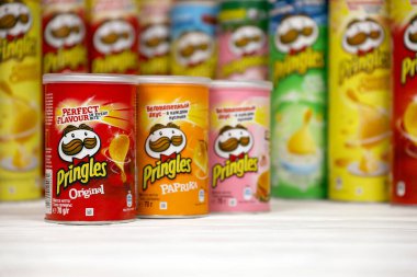 KHARKOV, UKRAINE - 23 Kasım 2020: Pringles çeşnisi. Bir sürü kutu kutu Pringles patates cipsi. Pringles, Kellog Şirketi 'ne ait bir patates cipsi markası.
