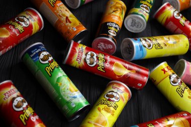 KHARKOV, UKRAINE - 23 Kasım 2020: Pringles çeşnisi. Bir sürü kutu kutu Pringles patates cipsi. Pringles, Kellog Şirketi 'ne ait bir patates cipsi markası.
