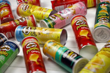 KHARKOV, UKRAINE - 23 Kasım 2020: Pringles çeşnisi. Bir sürü kutu kutu Pringles patates cipsi. Pringles, Kellog Şirketi 'ne ait bir patates cipsi markası.