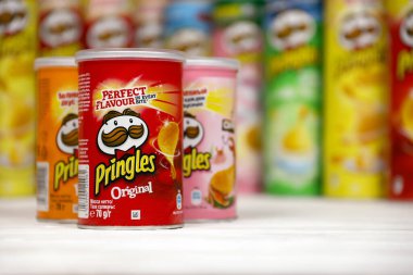 KHARKOV, UKRAINE - 23 Kasım 2020: Pringles çeşnisi. Bir sürü kutu kutu Pringles patates cipsi. Pringles, Kellog Şirketi 'ne ait bir patates cipsi markası.