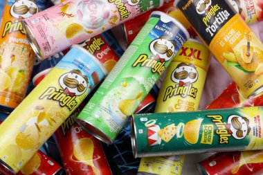 KHARKOV, UKRAINE - 23 Kasım 2020: Pringles çeşnisi. Bir sürü kutu kutu Pringles patates cipsi. Pringles, Kellog Şirketi 'ne ait bir patates cipsi markası.
