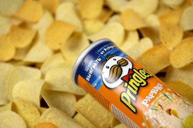 KHARKOV, UKRAINE - 23 Kasım 2020: pringles paprika aromalı. Birçok Pringles patates cipsi arka planında karton tüp var. Pringles, Kellog Şirketi 'ne ait bir patates cipsi markası.