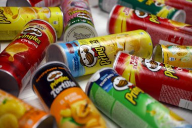 KHARKOV, UKRAINE - 23 Kasım 2020: Pringles çeşnisi. Bir sürü kutu kutu Pringles patates cipsi. Pringles, Kellog Şirketi 'ne ait bir patates cipsi markası.