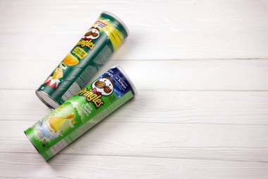 KHARKOV, UKRAINE - 23 Kasım 2020: Pringles ekşi kremalı soğan ve peynirli soğan aromalı. Pringles cipsli mukavva tüpler. Pringles, Kellog Şirketi 'ne ait bir patates cipsi markası.